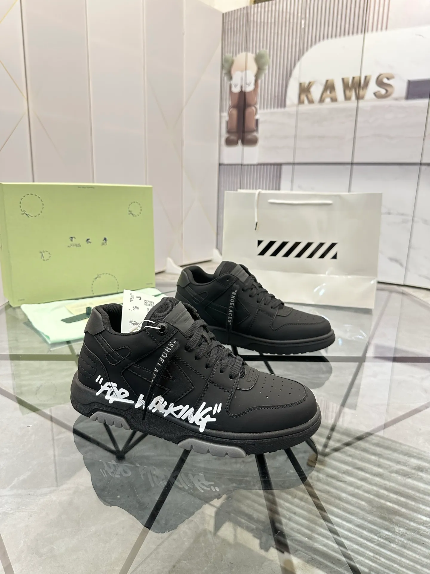 Selling men's shoes 💰: 💰P600¥ High-end top quality (leather buckle plus 10) Product trademark: OFF WHITE * "OFF WHITE*" low-top casual shoes Regular size: 35-45 (can be customized to 46) Couple style Product material: imported first-layer cowhide leather upper, breathable lining, original outsole. No.: H203